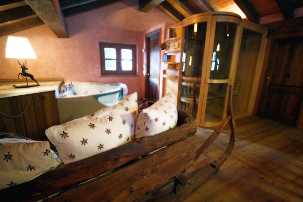 Comfort Chalet, 5 Bedrooms, Jetted Tub, Mountain View - Guestroom