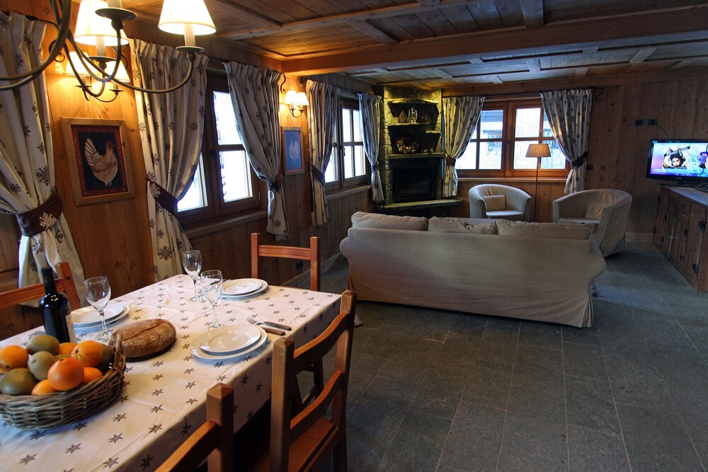 Comfort Chalet, 5 Bedrooms, Jetted Tub, Mountain View - Living Area
