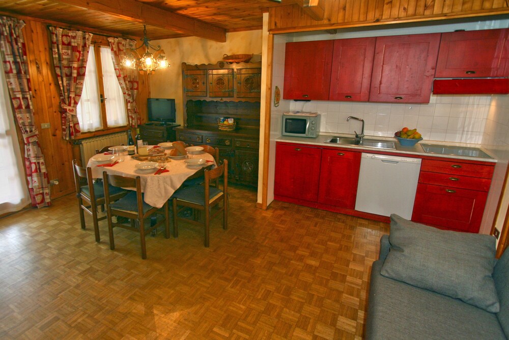 Standard Apartment, 2 Bedrooms, Kitchen, Mountain View - Living Area