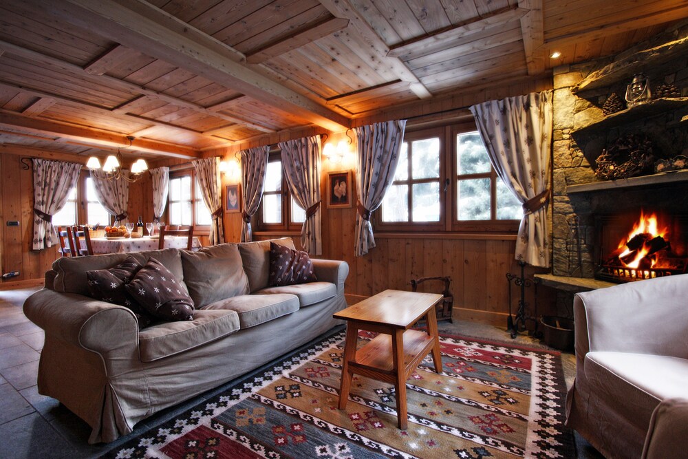 Comfort Chalet, 5 Bedrooms, Jetted Tub, Mountain View - Living Area