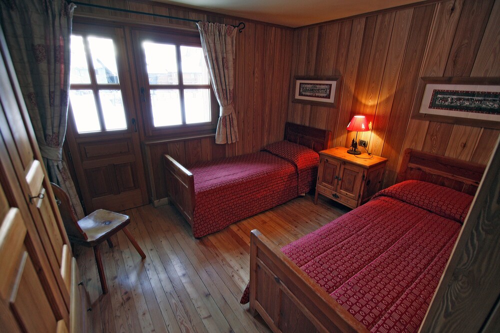 Comfort Chalet, 5 Bedrooms, Jetted Tub, Mountain View - Guestroom