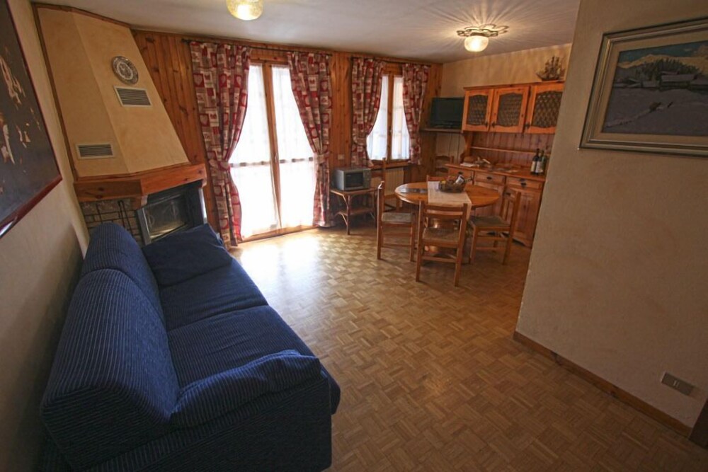 Standard Apartment, 2 Bedrooms, Kitchen, Mountain View - Living Room