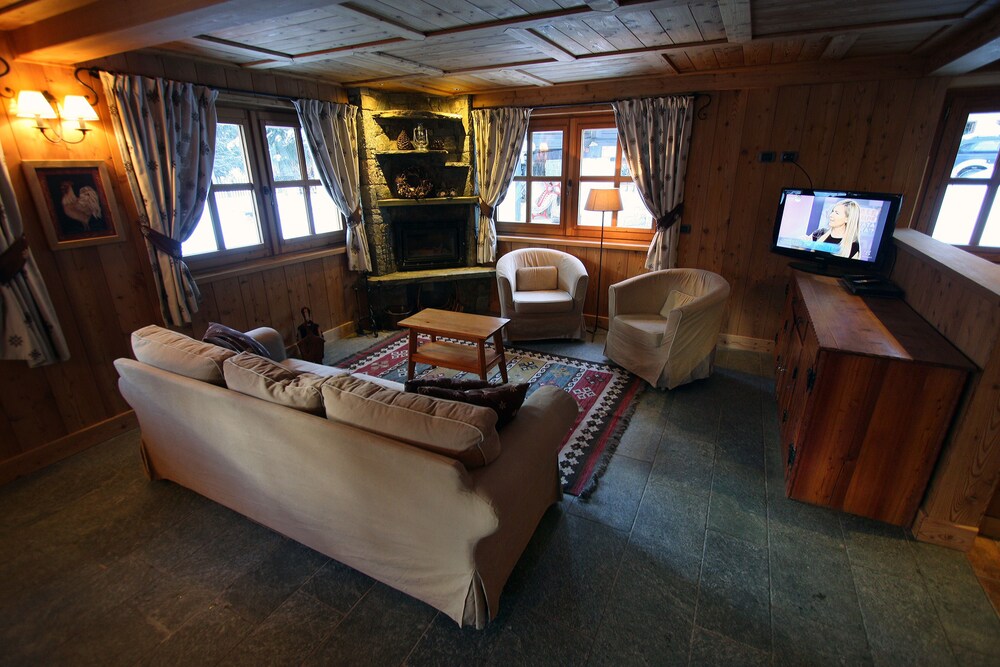 Comfort Chalet, 5 Bedrooms, Jetted Tub, Mountain View - Living Area