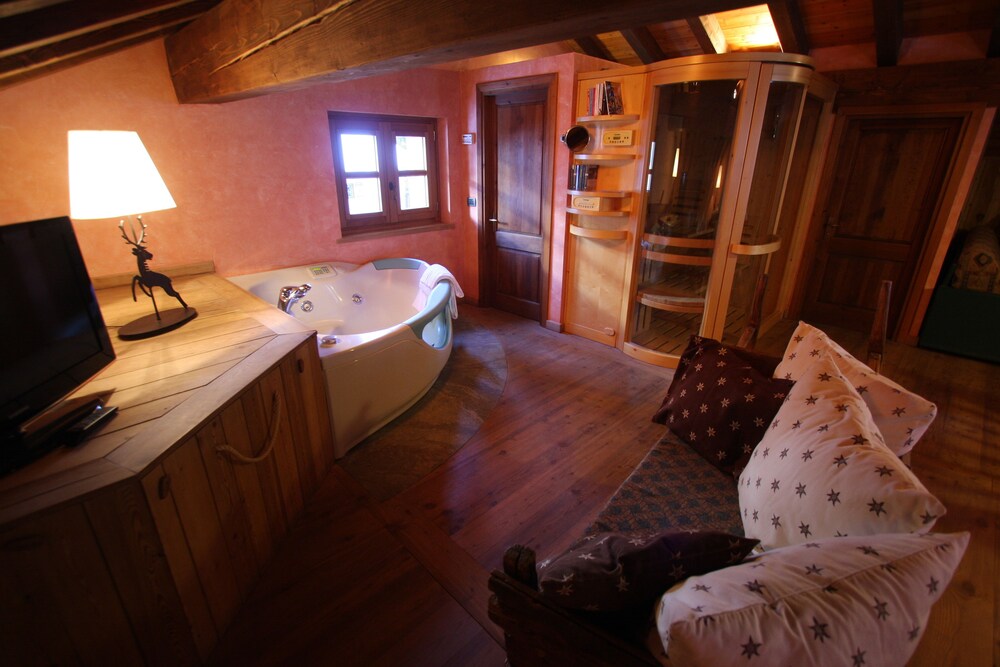 Comfort Chalet, 5 Bedrooms, Jetted Tub, Mountain View - Jetted Tub