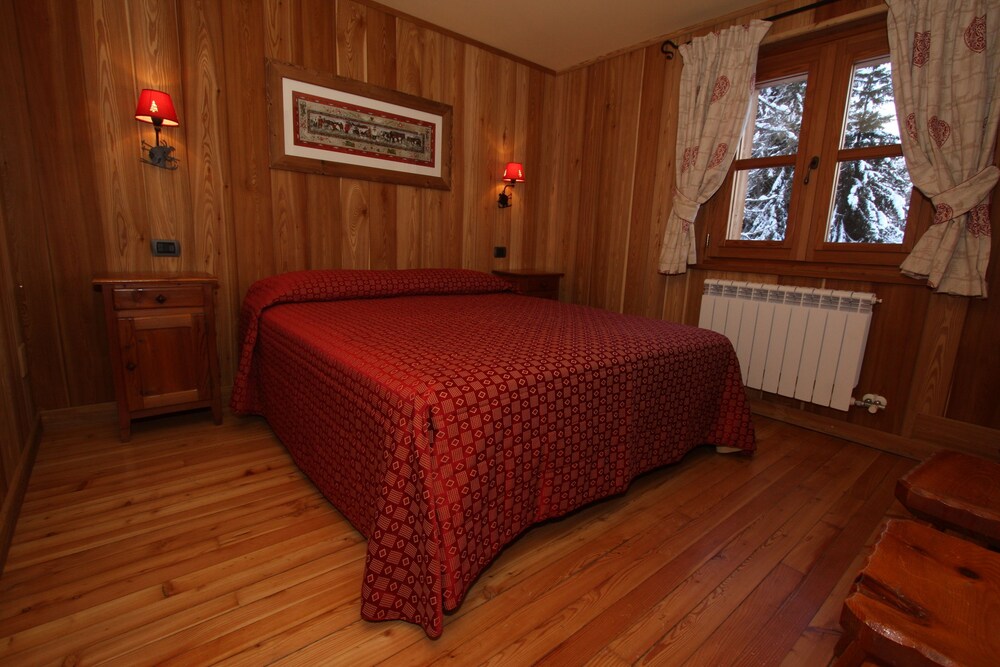 Comfort Chalet, 5 Bedrooms, Jetted Tub, Mountain View - Guestroom