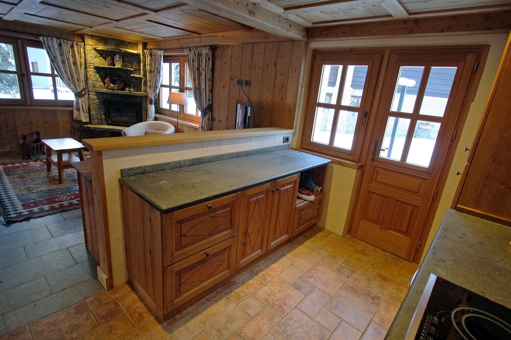 Comfort Chalet, 5 Bedrooms, Jetted Tub, Mountain View - In-Room Kitchen