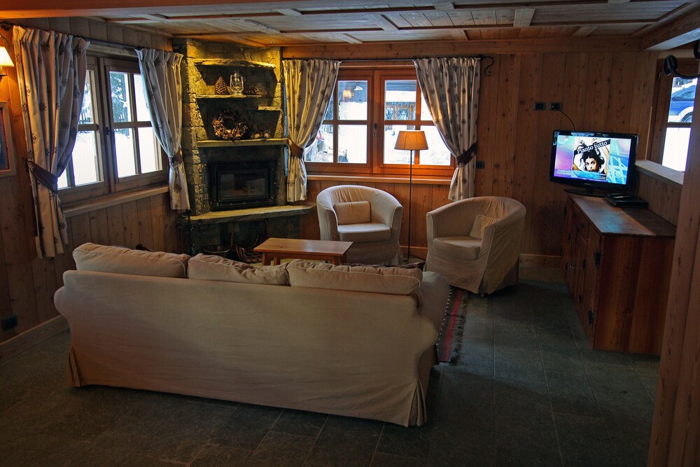 Comfort Chalet, 5 Bedrooms, Jetted Tub, Mountain View - Living Area