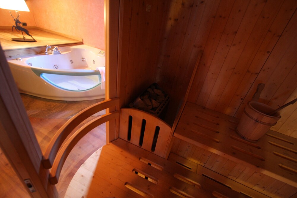 Comfort Chalet, 5 Bedrooms, Jetted Tub, Mountain View - Jetted Tub