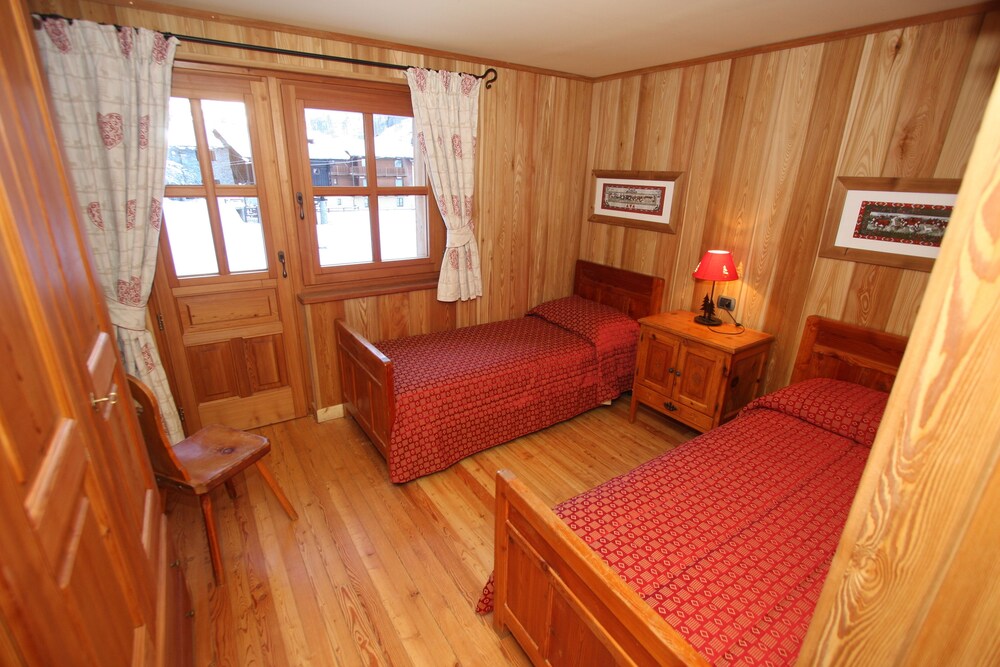 Comfort Chalet, 5 Bedrooms, Jetted Tub, Mountain View - Guestroom