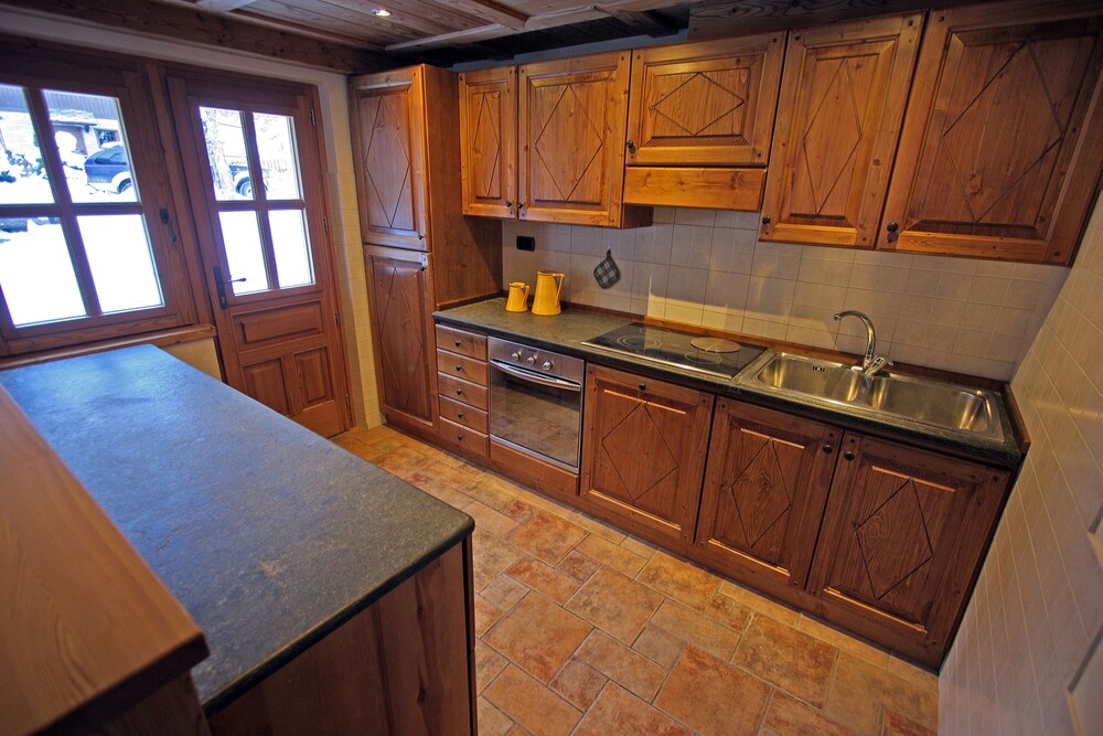 Comfort Chalet, 5 Bedrooms, Jetted Tub, Mountain View - In-Room Kitchen