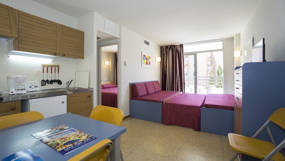 Chambre (Appartement 1 chambre (2 adultes + 3 enfants) avec balcon et vue sur la piscine)