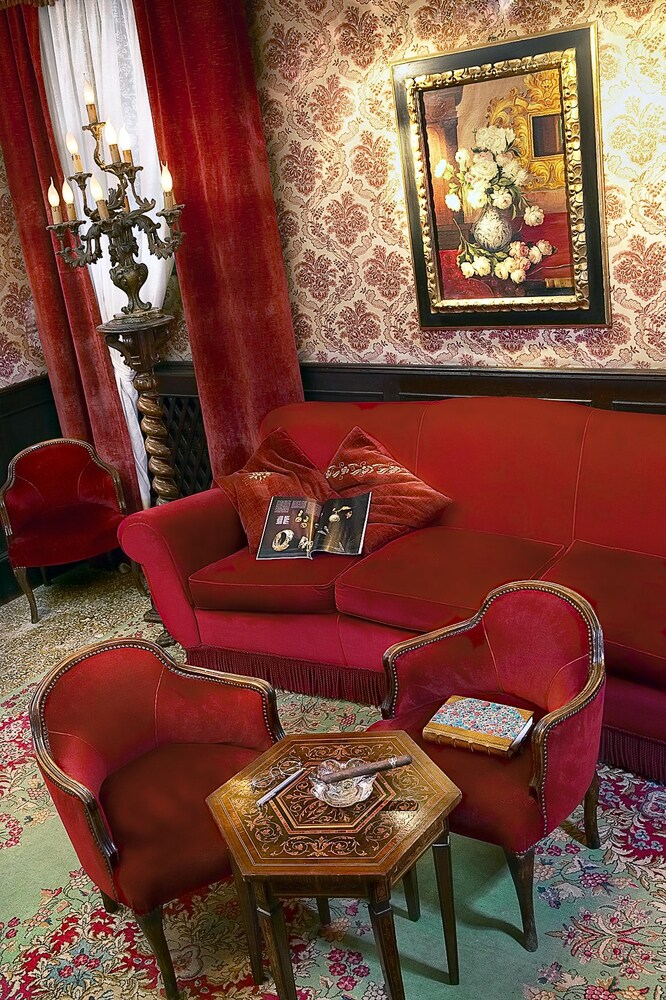 Hotel Lounge