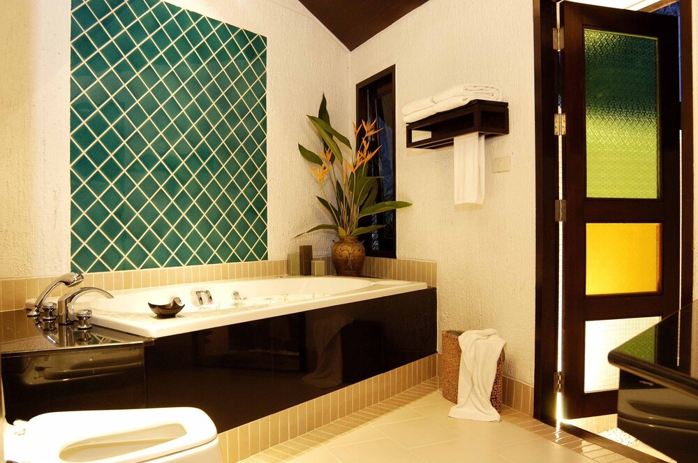 Deep Soaking Bathtub