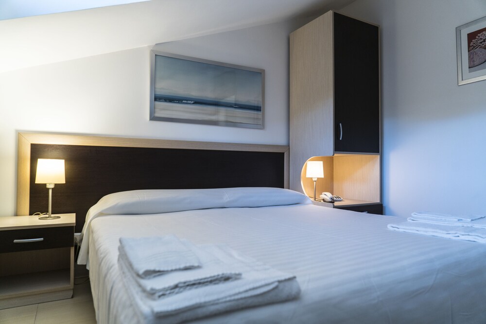 Standard Double or Twin Room - Guestroom