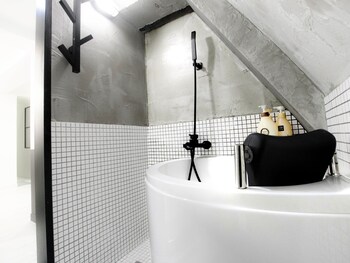 Deep Soaking Bathtub