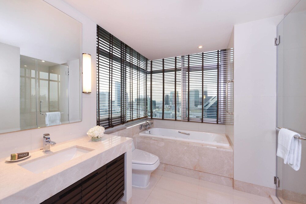 Three Bedroom Executive Suite - Bathroom