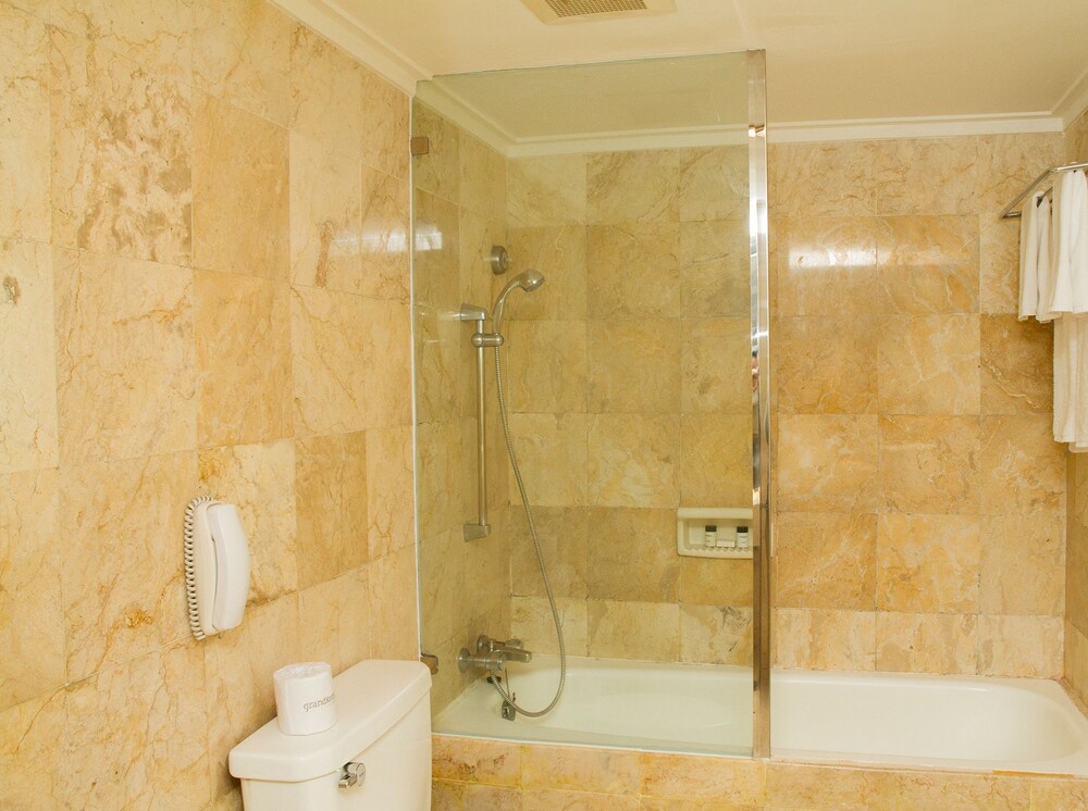 Deep Soaking Bathtub