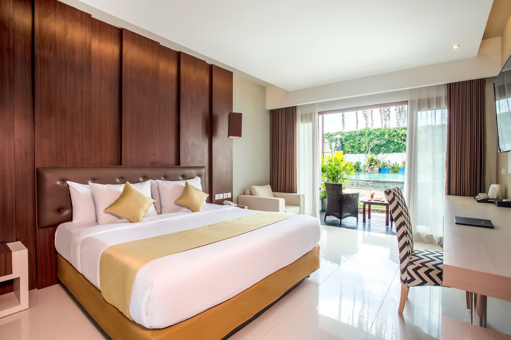 Deluxe Pool Access - Featured Image