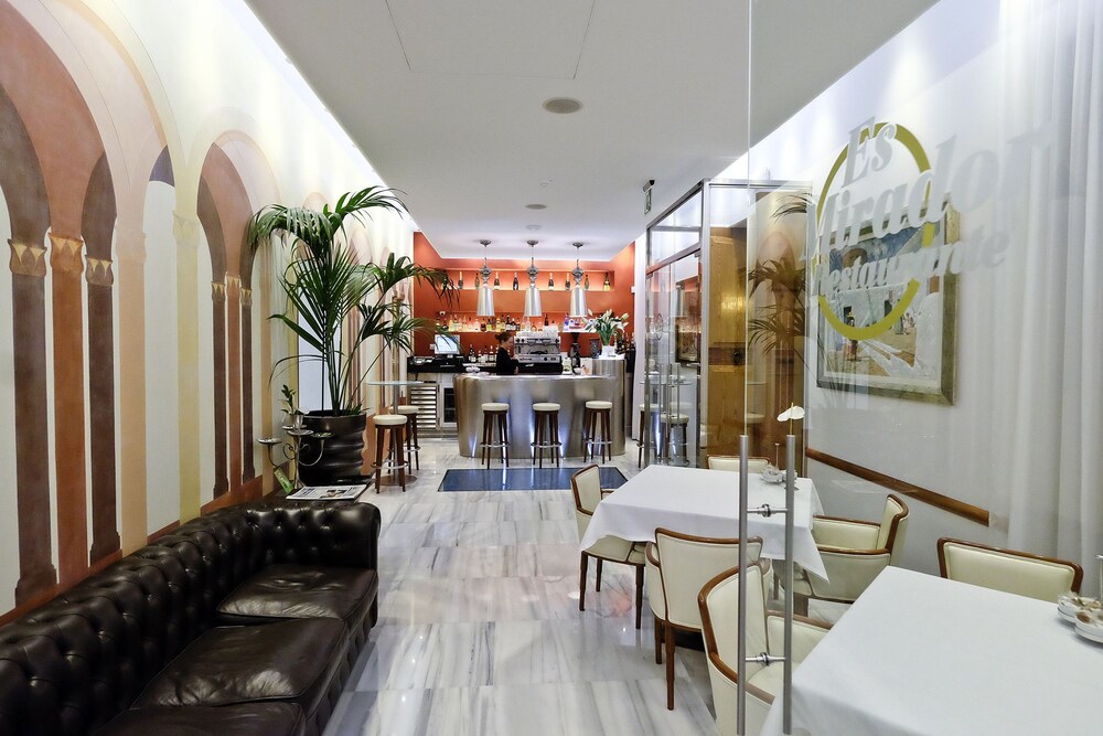 Hotel Bar