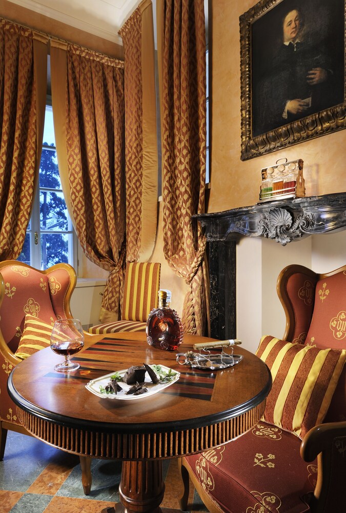 Hotel Lounge