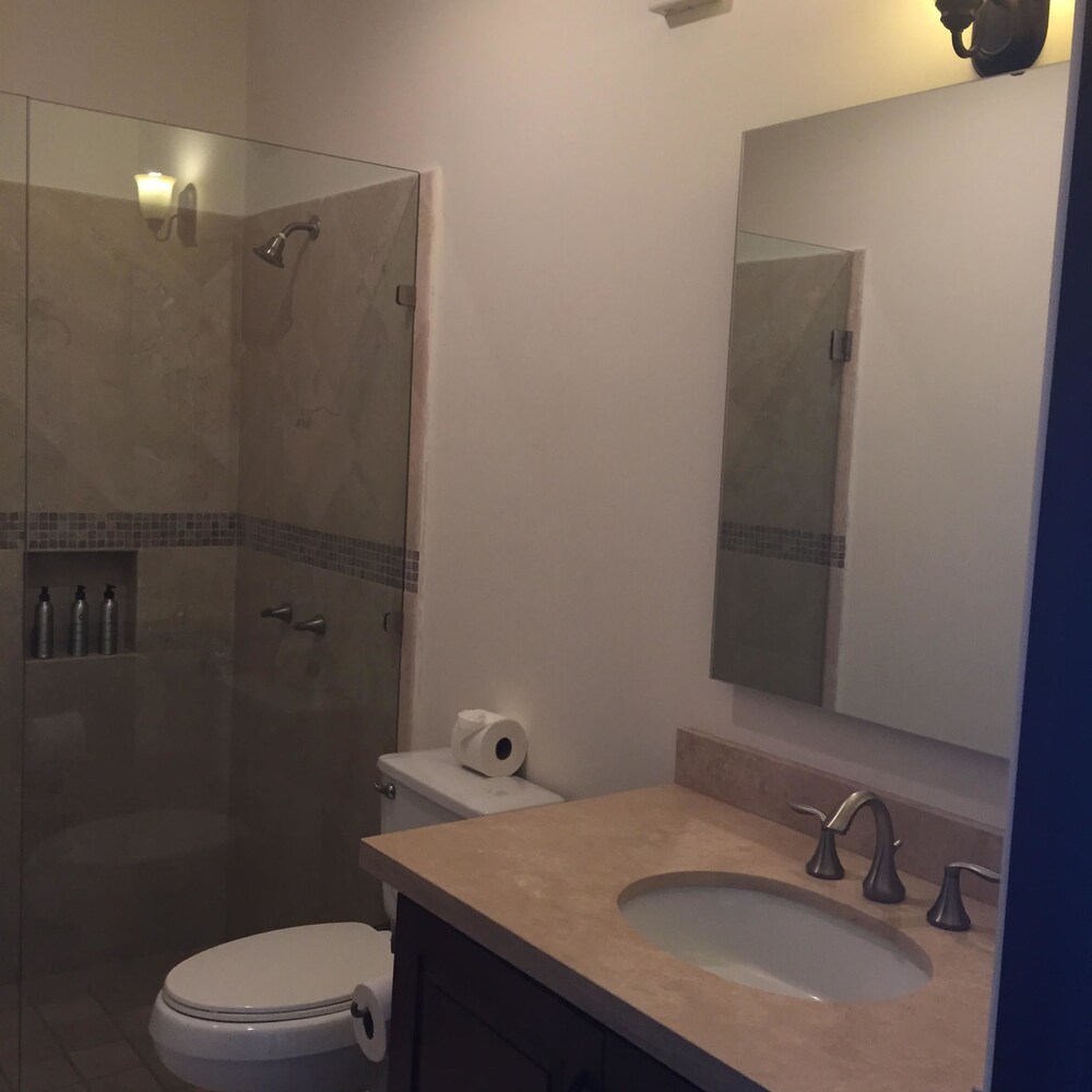 Penthouse Two Bedroom Condo Ocean View - Bathroom