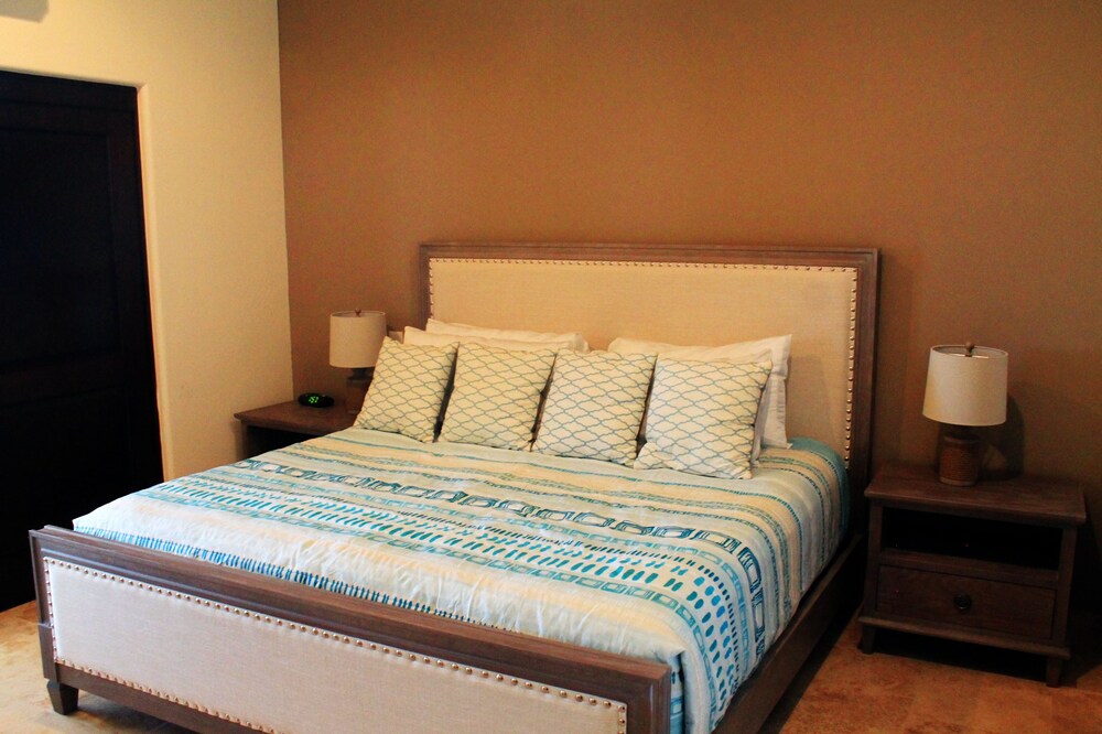 Penthouse Two Bedroom Condo Ocean View - Guestroom