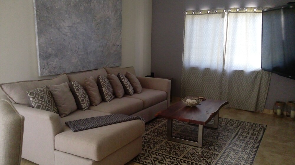Family House, 3 Bedrooms, Partial Sea View - Living Room