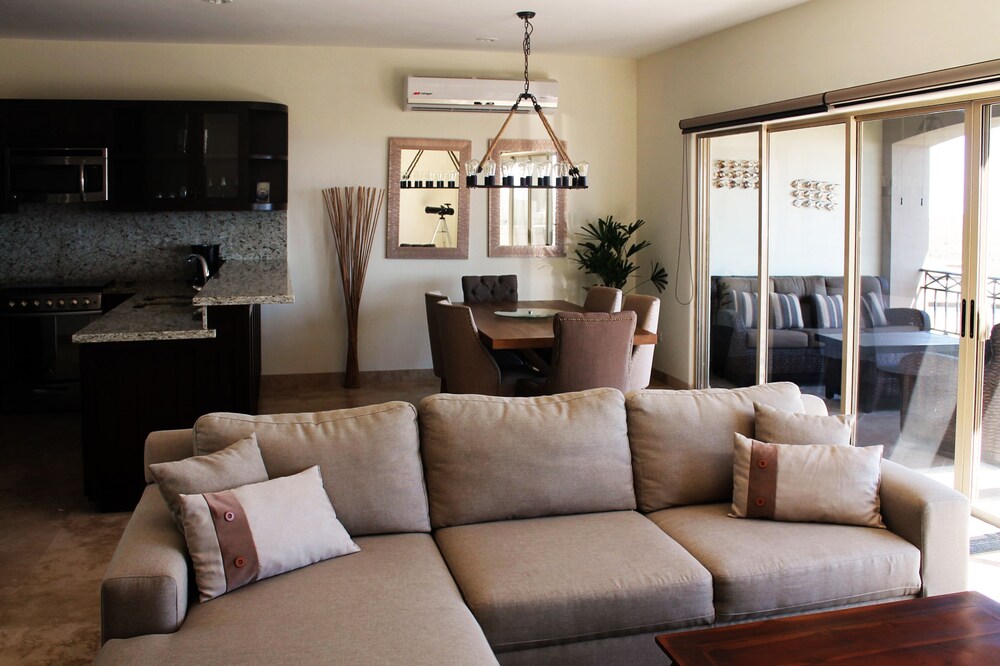 Penthouse Two Bedroom Condo Ocean View - Living Room