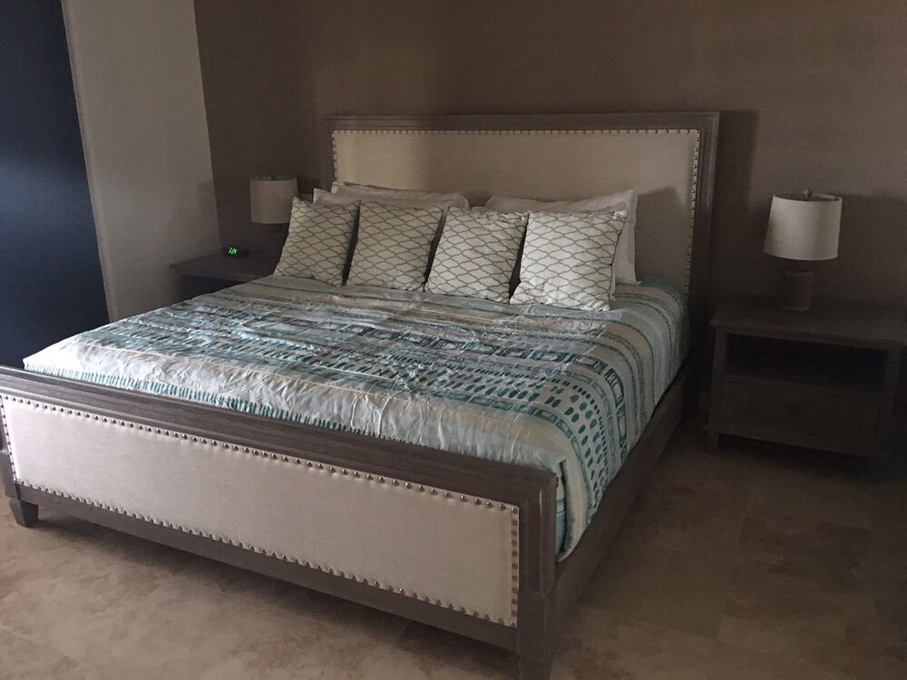 Penthouse Two Bedroom Condo Ocean View - Guestroom