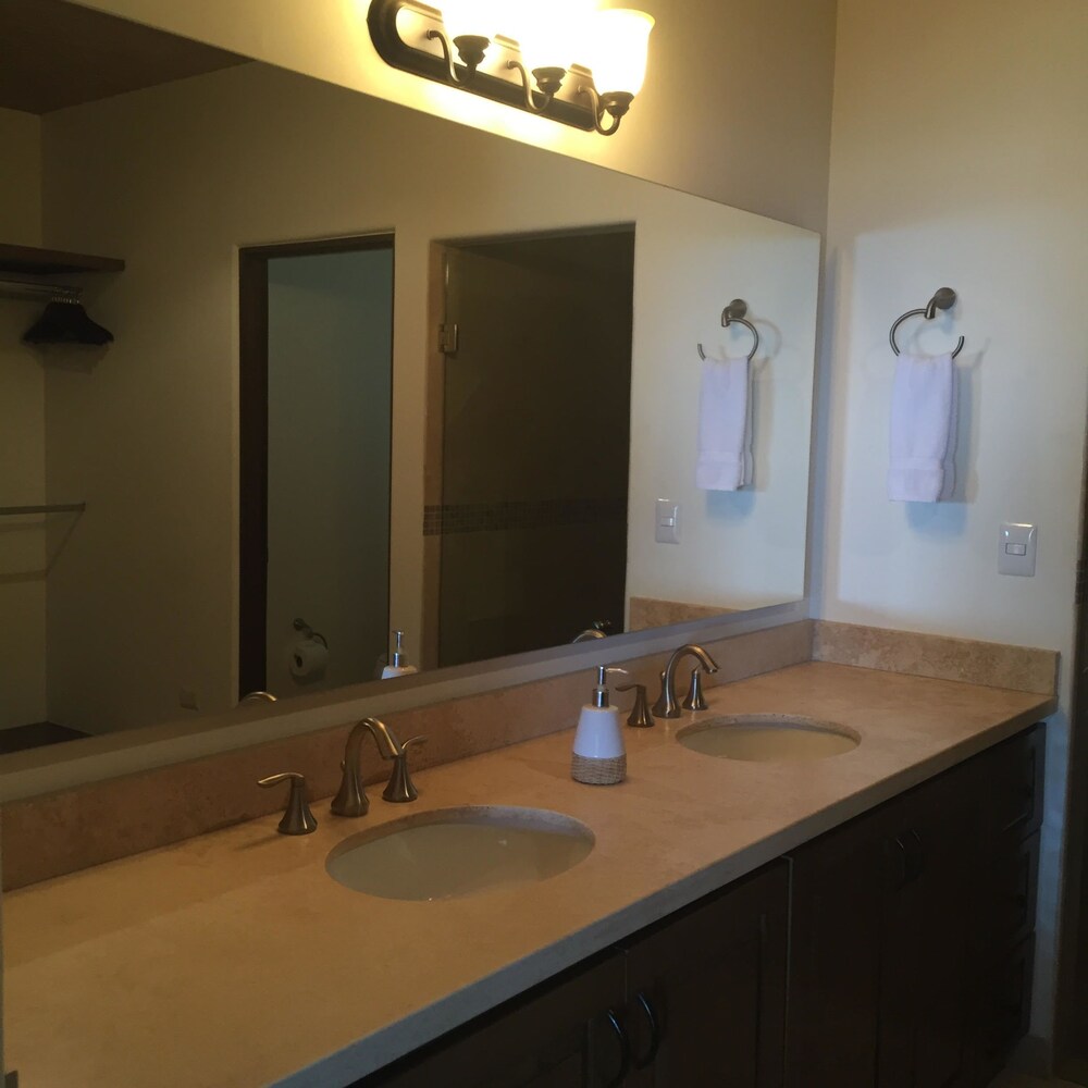 Penthouse Two Bedroom Condo Ocean View - Guestroom