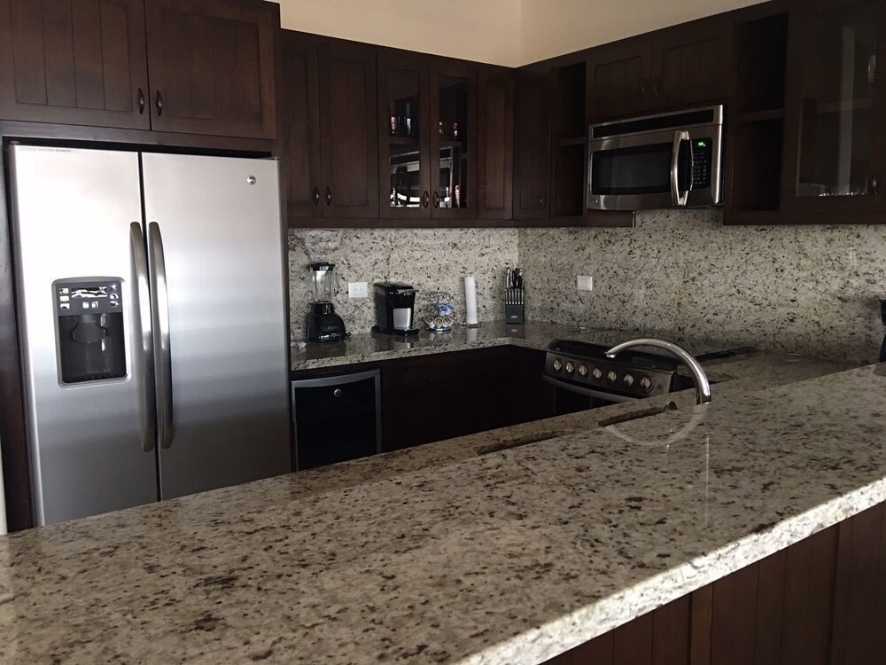 Penthouse Two Bedroom Condo Ocean View - In-Room Kitchen