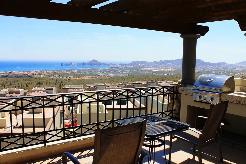 Penthouse Two Bedroom Condo Ocean View - Guestroom View