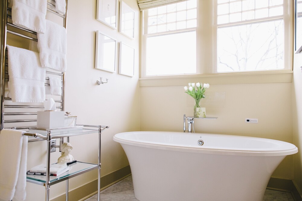 Deep Soaking Bathtub