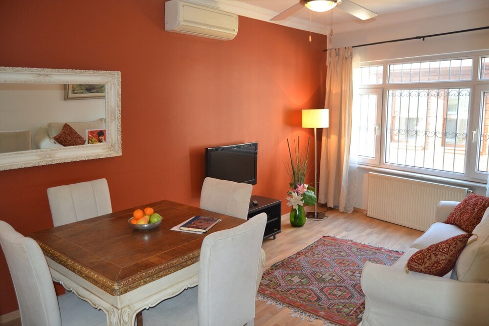 Family Apartment, 3 Bedrooms, Refrigerator & Microwave, Corner - In-Room Dining