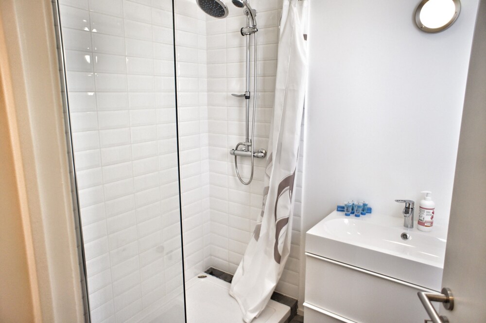 Studio - Bathroom