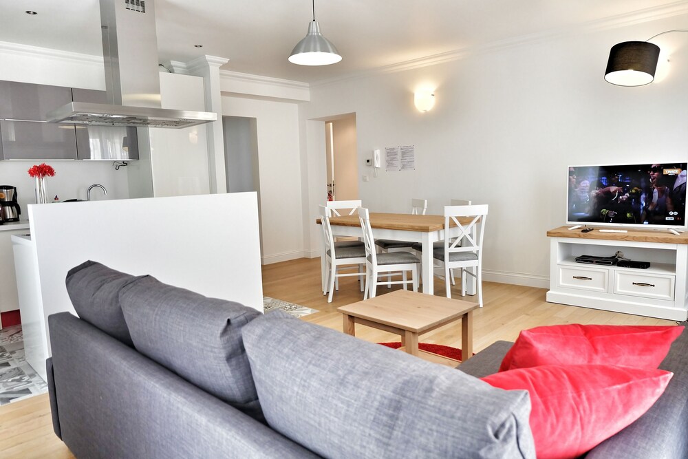 Apartment, 2 Bedrooms - Living Room
