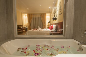 Deep Soaking Bathtub