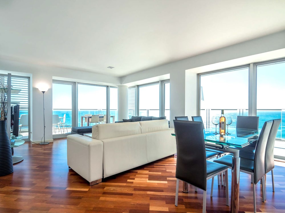 Superior Apartment, 4 Bedrooms - Living Room