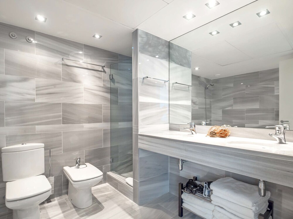 Superior Apartment, 4 Bedrooms - Bathroom