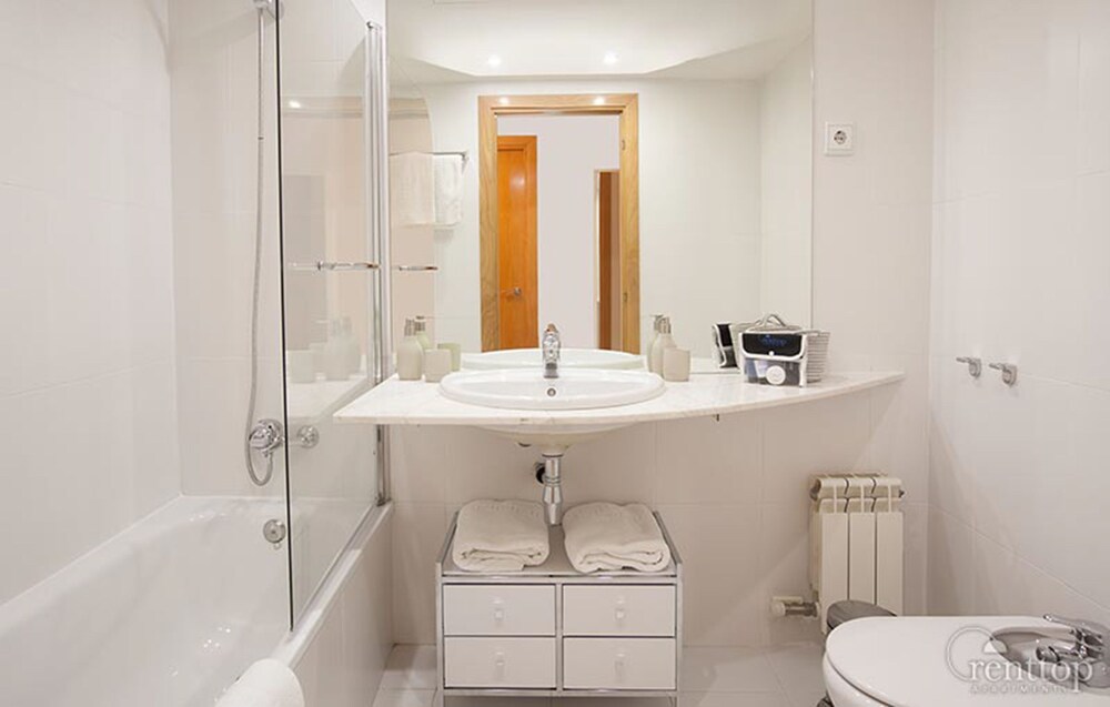 Beachfront 3 Bedroom Apartment - Bathroom