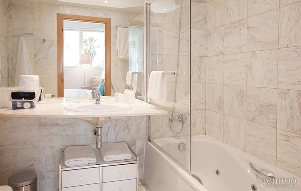 Beachfront 3 Bedroom Apartment - Bathroom