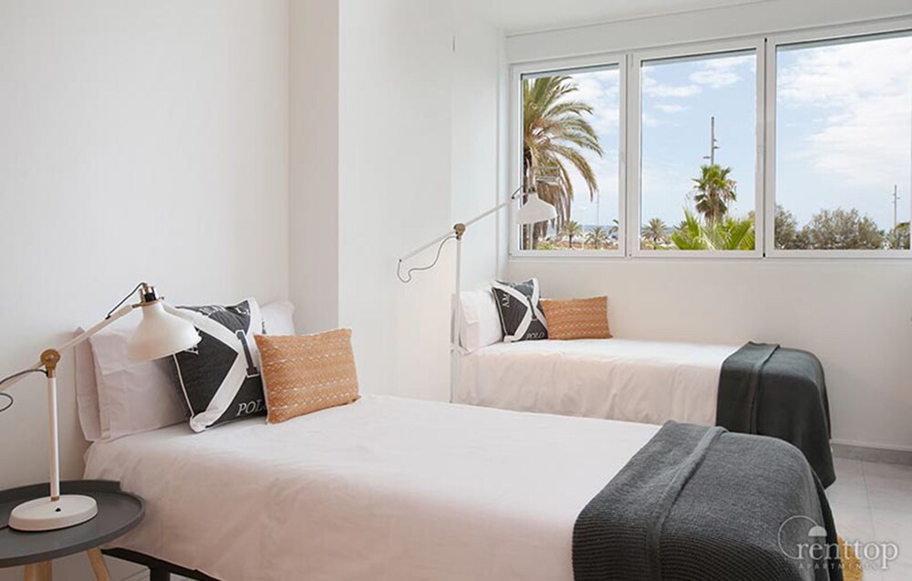 Beachfront 3 Bedroom Apartment - Guestroom