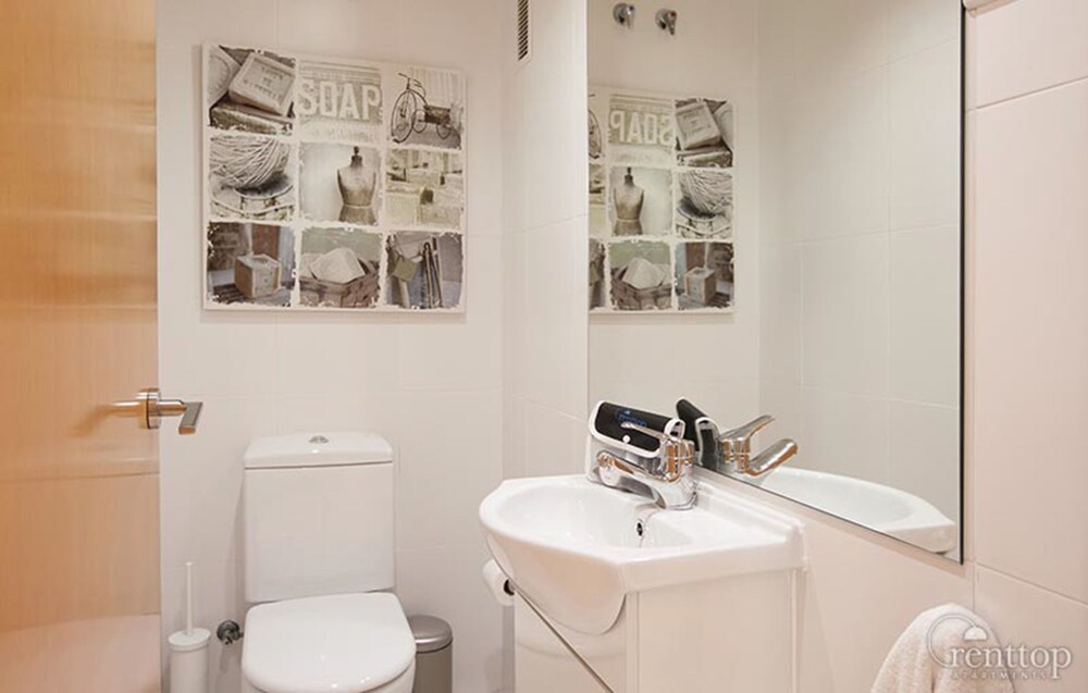 Beachfront 3 Bedroom Apartment - Bathroom