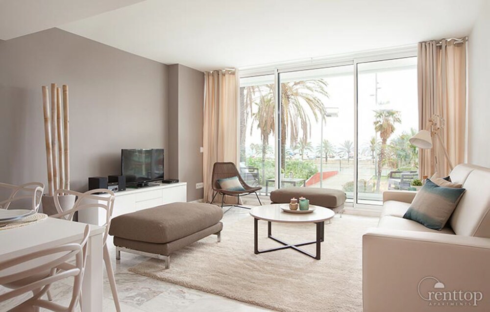 Beachfront 3 Bedroom Apartment - Living Room