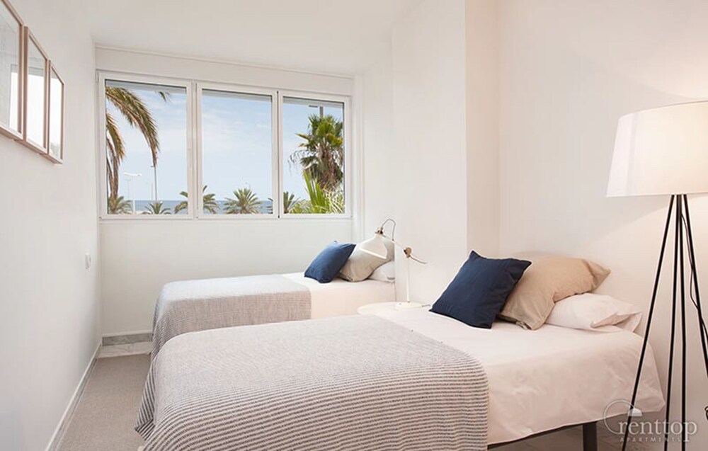 Beachfront 3 Bedroom Apartment - Guestroom
