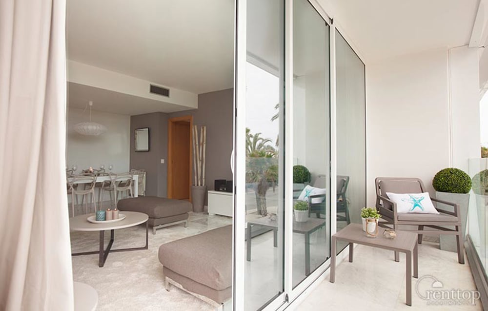 Beachfront 3 Bedroom Apartment - Balcony
