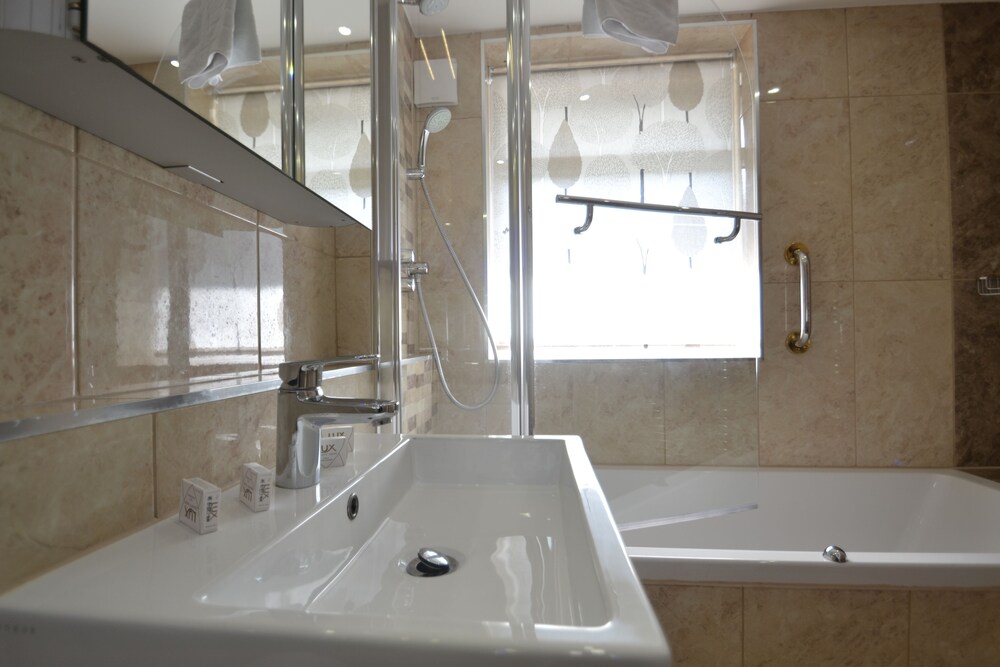 Superior Apartment, 3 Bedrooms - Bathroom Sink