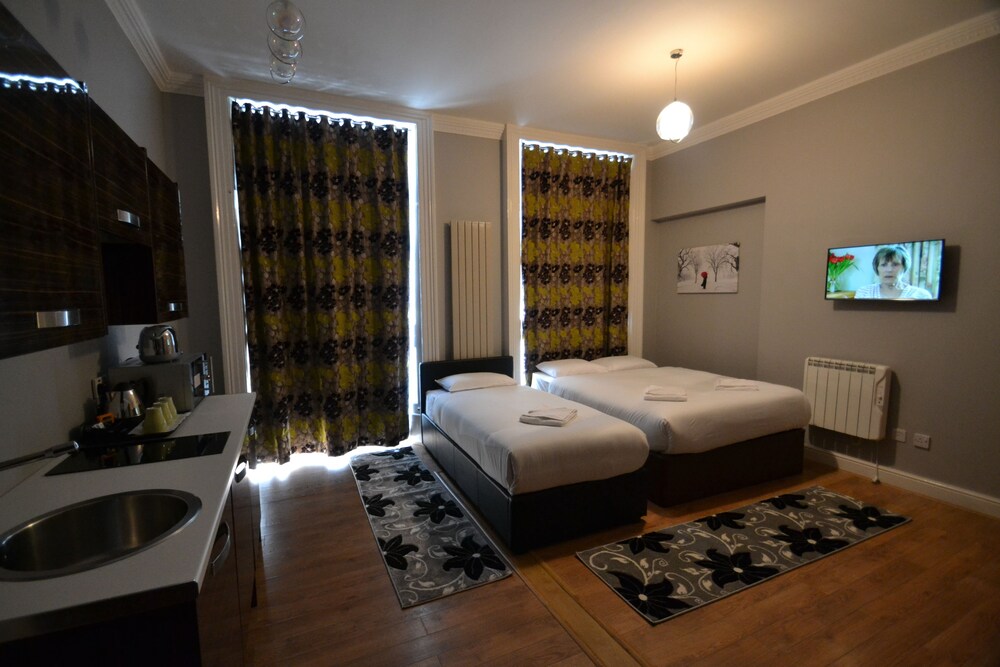 Standard Studio (1 Double and 1 Single Bed) - Guestroom
