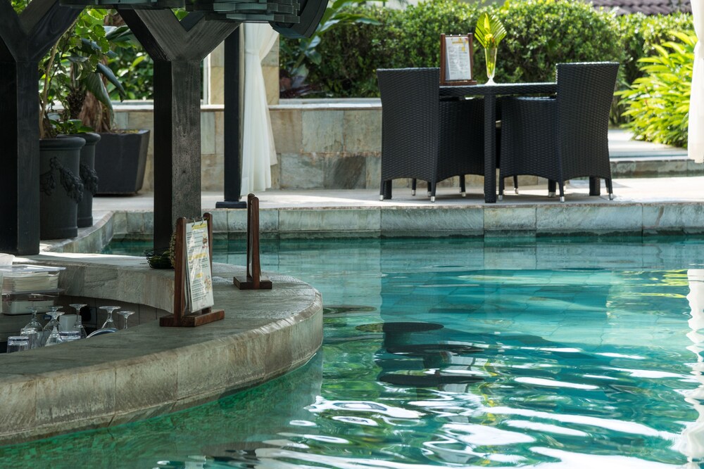 Poolside Bar