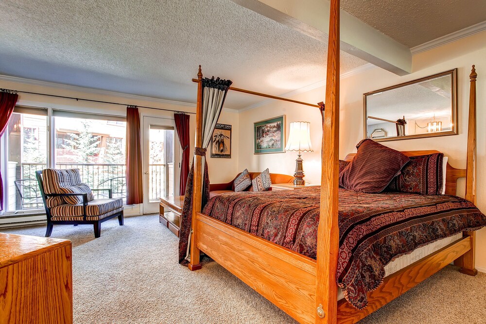 Studio, 1 Queen Bed with Sofa bed - Featured Image
